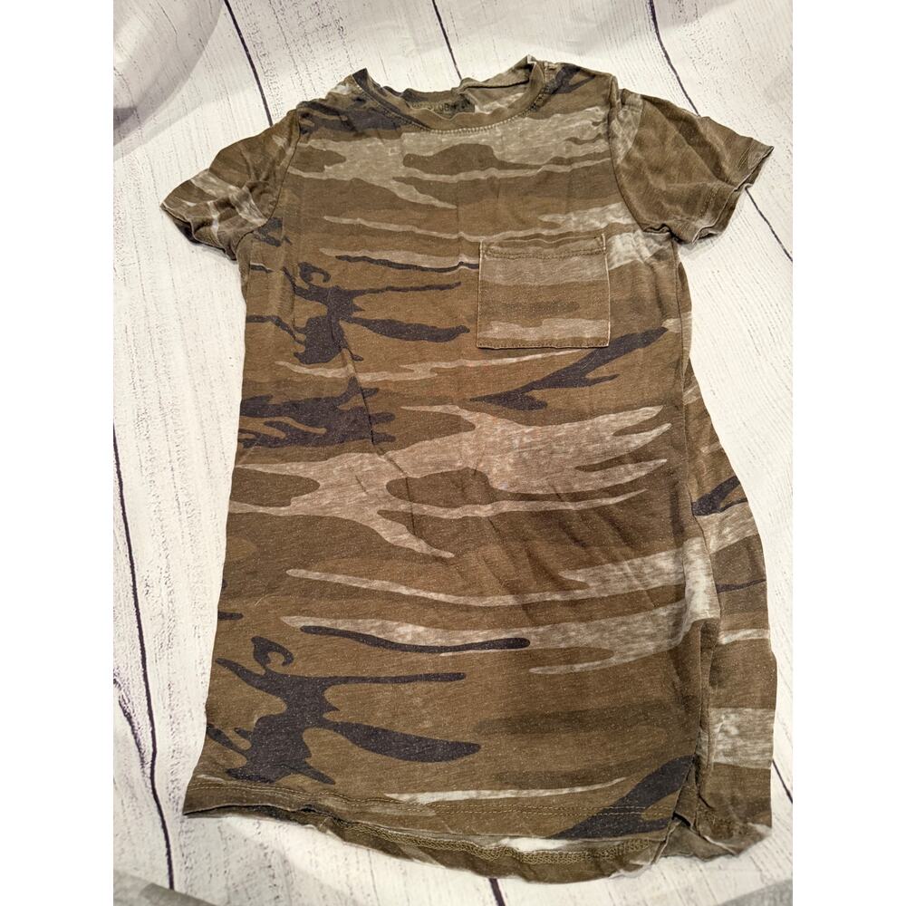 Zoe + Liv  Camo T shirt Size S